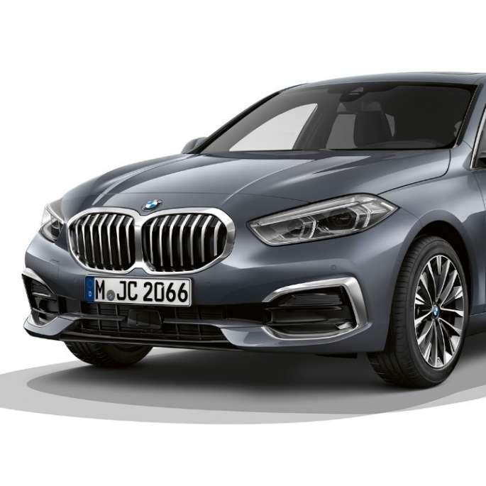 BMW 1 serijos modelis Luxury Line, trijų ketvirčių vaizdas iš priekio Storm Bay metaliko spalvos BMW 1 serijos modelis Luxury Line, trijų ketvirčių vaizdas iš priekio baltame fone