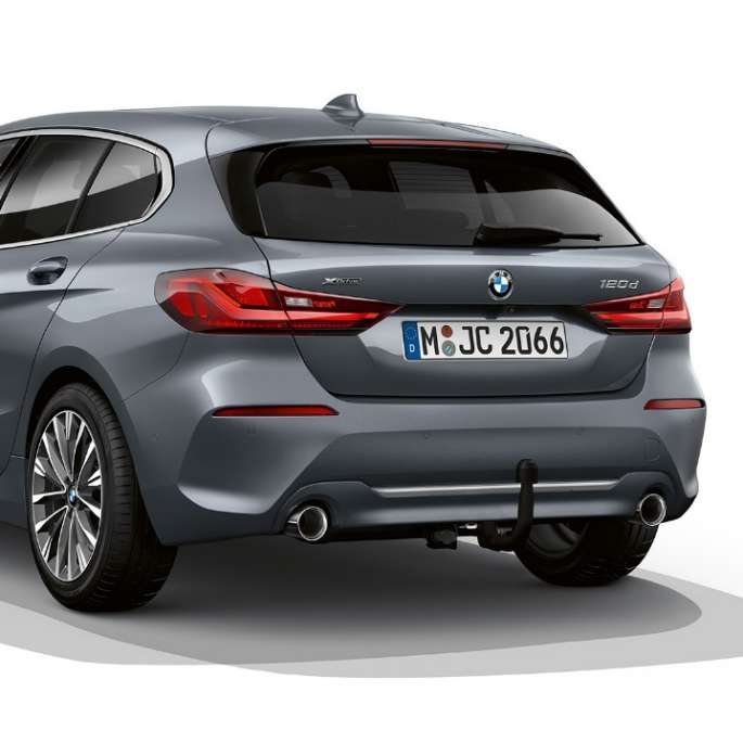 BMW 1 serijos modelis Luxury Line, trijų ketvirčių vaizdas iš galo Storm Bay metaliko spalvos BMW 1 serijos modelis Luxury Line, trijų ketvirčių vaizdas iš galo baltame fone