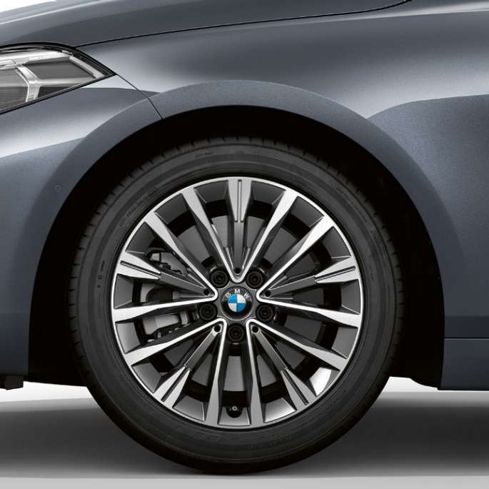 17 colių lengvojo lydinio ratlankiai Multispoke 547 style Storm Bay metaliko spalvos BMW 1 serijos modelis Luxury Line, šoninis vaizdas iš priekio su 17 colių lengvojo lydinio ratlankiais Multispoke 547 style