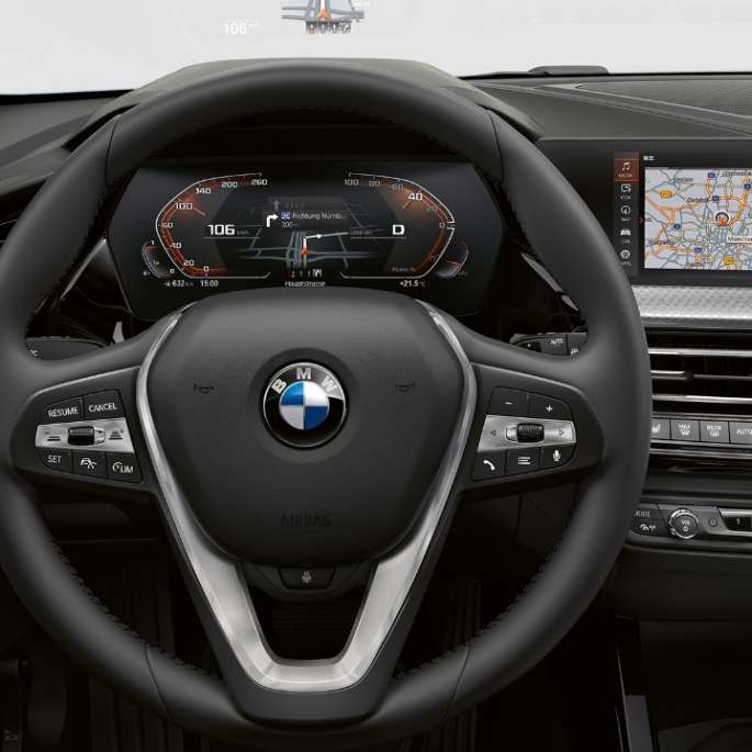 Sportinis odinis vairas BMW 1 serijos modelis Luxury Line, vairuotojo erdvė su sportiniu odiniu vairu