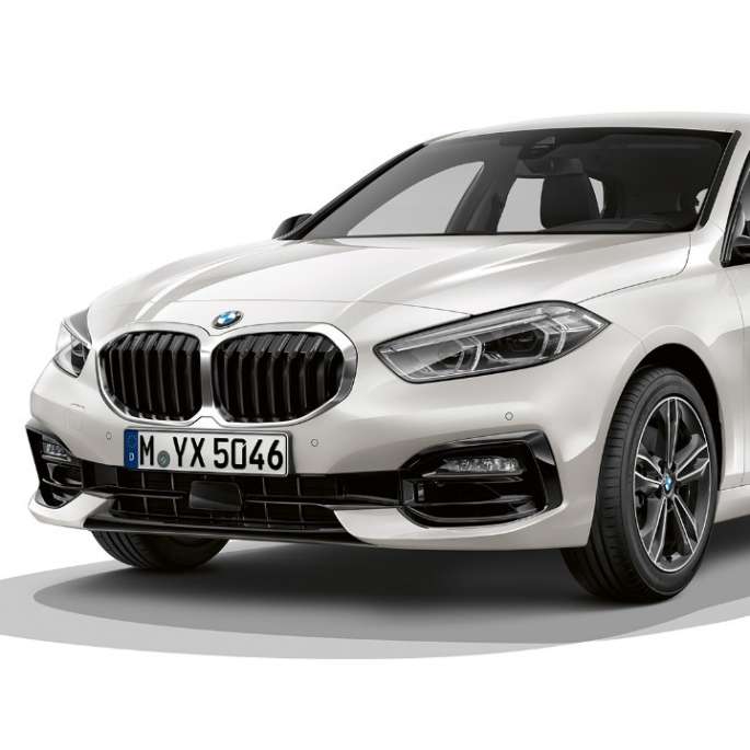 BMW 1 serijos modelis Sport Line, trijų ketvirčių vaizdas iš priekio Mineral White balto metaliko spalvos BMW 1 serijos modelis Sport Line, trijų ketvirčių vaizdas iš priekio baltame fone