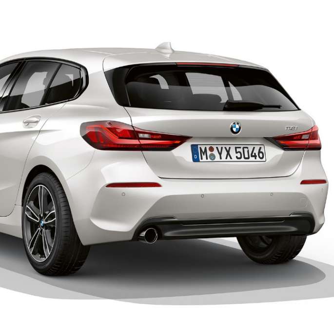 BMW 1 serijos modelis Sport Line, trijų ketvirčių vaizdas iš galo Mineral White balto metaliko spalvos BMW 1 serijos modelis Sport Line, trijų ketvirčių vaizdas iš galo baltame fone