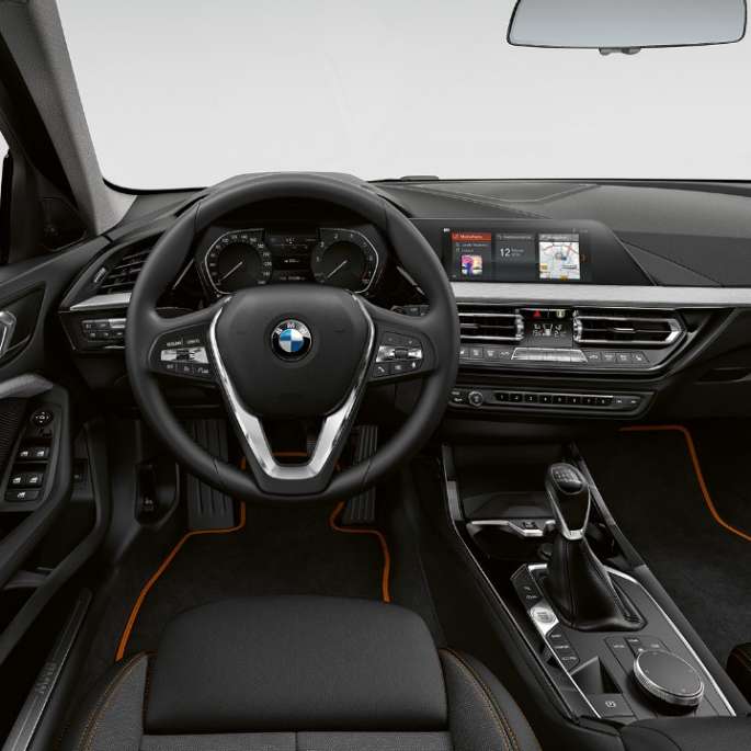 Sportinis odinis vairas BMW 1 serijos modelis Sport Line, vairuotojo erdvė su sportiniu odiniu vairu