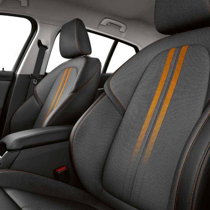 Sportinės vairuotojo ir priekinio keleivio sėdynės BMW 1 serijos modelis Sport Line, interjeras su sportinėmis vairuotojo ir priekinio keleivio sėdynėmis