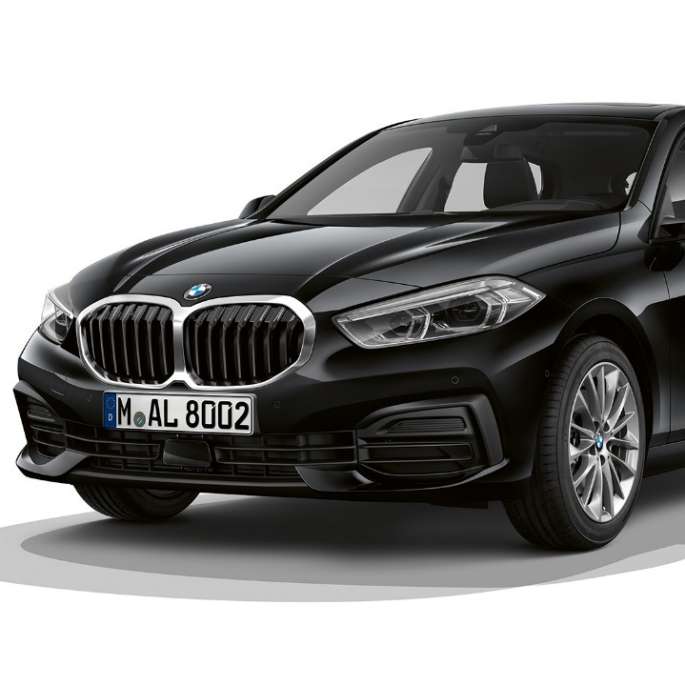 BMW 1 serijos modelis Advantage, trijų ketvirčių vaizdas iš priekio Juodas BMW 1 serijos modelis Advantage, trijų ketvirčių vaizdas iš priekio baltame fone