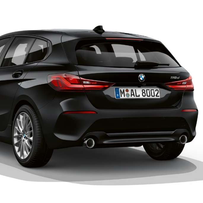 BMW 1 serijos modelis Advantage, trijų ketvirčių vaizdas iš priekio Juodas BMW 1 serijos modelis Advantage, trijų ketvirčių vaizdas iš galo baltame fone