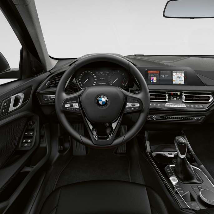 Odinis vairas BMW 1 serijos modelis „Advantage“, vairuotojo erdvė su odiniu vairu