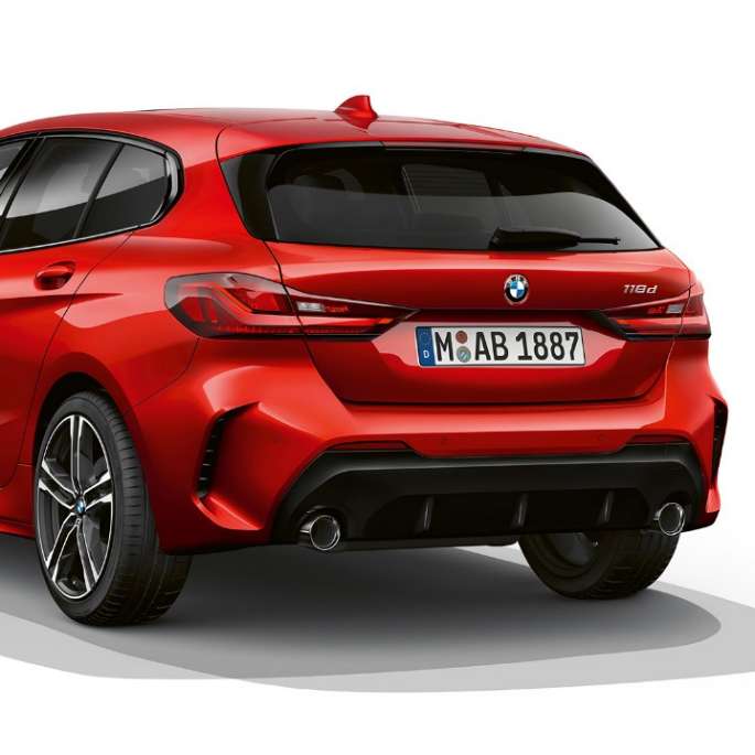 BMW 1 serijos modelis M Sport, trijų ketvirčių vaizdas iš galo Melbourne Red raudono metaliko spalvos BMW 1 serijos modelis M Sport, trijų ketvirčių vaizdas iš galo baltame fone