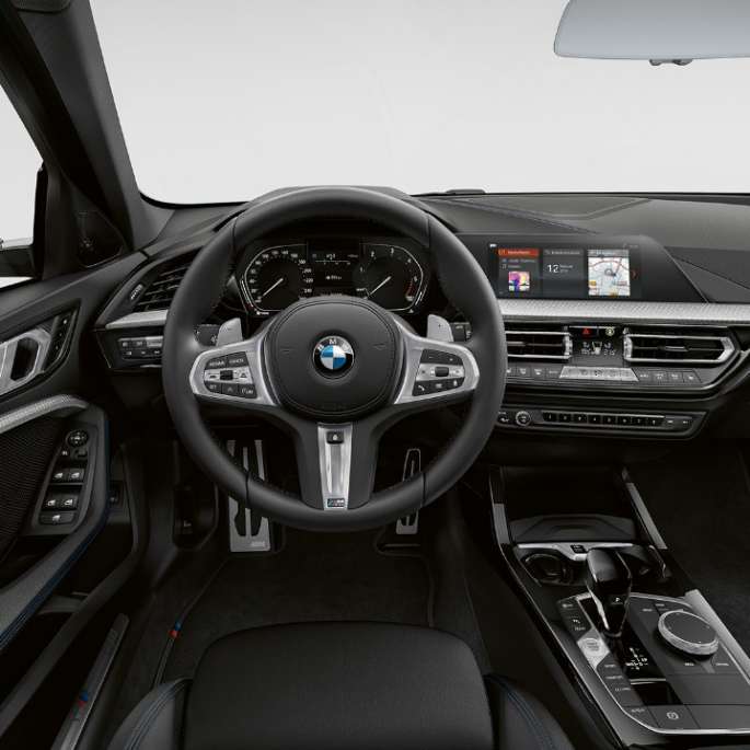 M odinis vairas BMW 1 serijos modelis M Sport, vairuotojo erdvė su M odiniu vairu