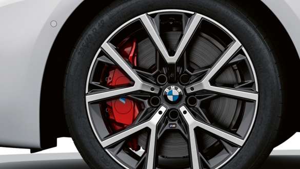M emblema dekoruoti M Sport serijos stabdžiai, itin blizgios raudonos spalvos BMW 1 serijos 128ti F40 M emblema dekoruoti M Sport serijos stabdžiai, itin blizgios raudonos spalvos