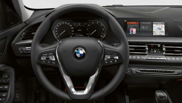 Sportinis odinis vairas BMW 1 serijos modelio Sport Line vairuotojo erdvė su su sportiniu odiniu vairu