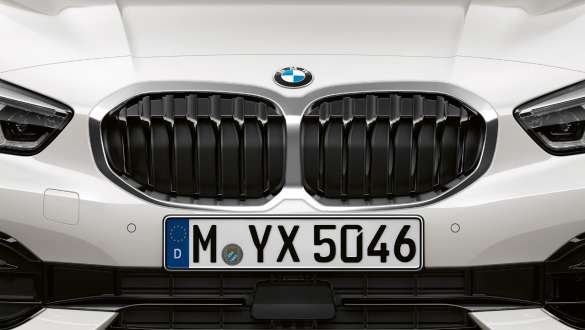 BMW 1 serijos dvigubos priekinės grotelės Mineral White balto metaliko spalvos BMW 1 serijos modelio Sport Line dvigubos priekinės grotelės