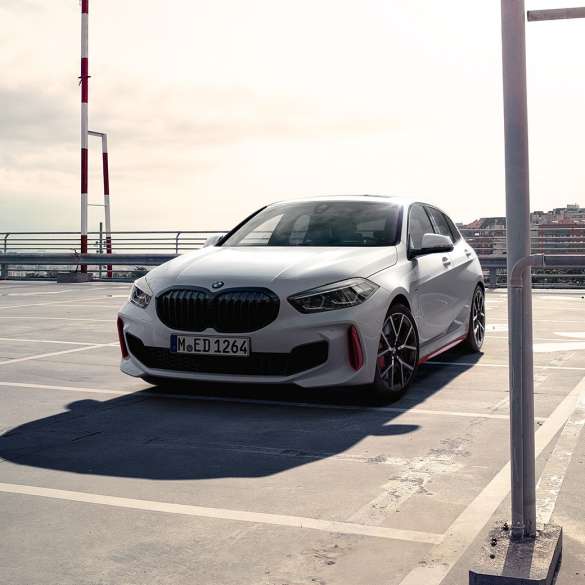 BMW 1 serijos 128ti trijų ketvirčių vaizdas iš priekio BMW 1 serijos 128ti F40 trijų ketvirčių vaizdas iš priekio stovėjimo aikštelėje
