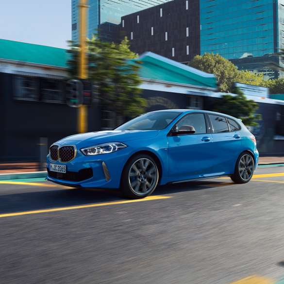 BMW 1 serijos modelis, trijų ketvirčių vaizdas iš šono Misano Blue mėlyno metaliko spalvos BMW 1 serijos modelis, trijų ketvirčių vaizdas iš priekio važiuojant