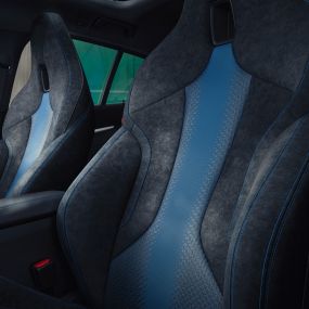 M sportinės sėdynės BMW 1 serijos ergonomiškos formos „M Sport“ sėdynės su kontrastingomis siūlėmis ir galvos atrama