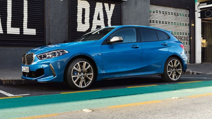 1 serijos BMW parkavimas Misano Blue mėlyno metaliko spalvos 1 serijos BMW, vaizdas iš šono parkavimosi aikštelėje