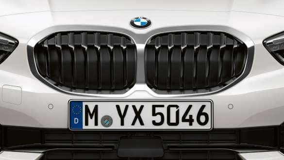 Dvigubos priekinės grotelės, BMW 1 serija (F40) modelis Sport Line baltos metalizuotos Mineral White spalvos BMW 1 serijos (F40) dvigubos grotelės