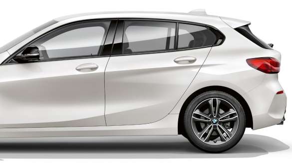BMW 1 serijos F40 itin blizgi M apdaila Shadow Line BMW 1 serijos F40 modelis Sport Line su itin blizgia M apdaila Shadow Line