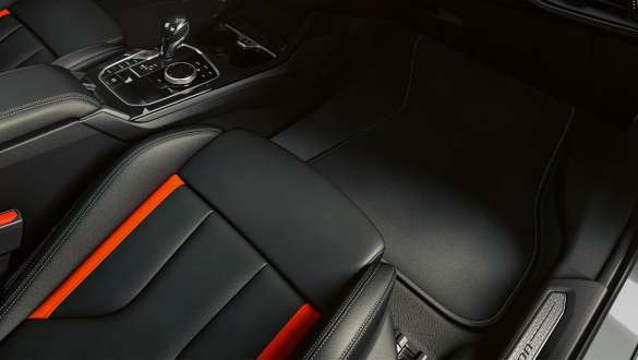 BMW 1 serijos F40 Edition ColorVision, pilkos metalizuotos Skyscraper Grey kėbulo spalvos M Edition serijai būdingi kilimėliai M Edition serijai būdingi kilimėliai BMW 1 serijos F40 Edition ColorVision