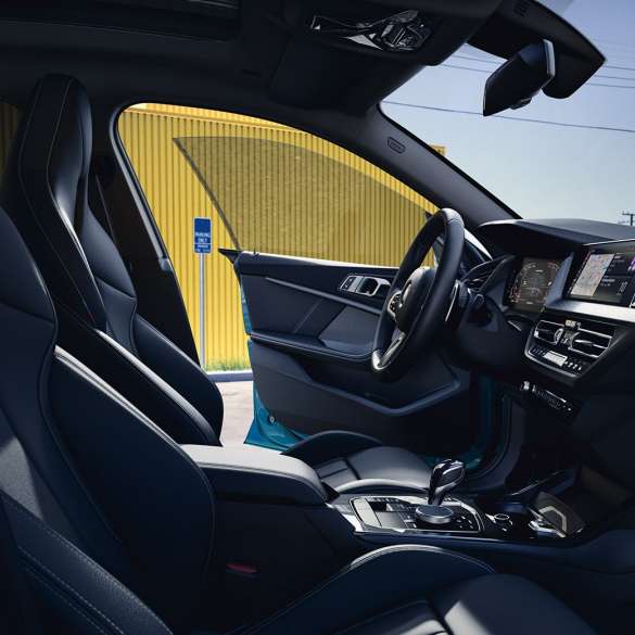 Į vairuotoją orientuota vairuotojo erdvė BMW 2 serijos Gran kupė Į vairuotoją orientuota vairuotojo erdvė BMW 2 serijos Gran kupė F44 2020 interjeras