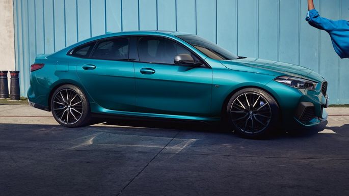Patrauklios BMW 2 serijos Gran kupė linijos Patrauklios kupė linijos BMW 2 serijos Gran kupė Snapper Rocks Blue mėlyno metaliko spalvos F44 vaizdas iš šono