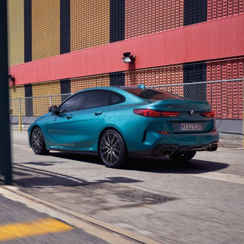 Progresyvus BMW 2 serijos Gran kupė dizainas Progresyvus BMW 2 serijos Gran kupė dizainas Snapper Rocks Blue mėlyno metaliko spalvos F44 trijų ketvirčių vaizdas iš šono