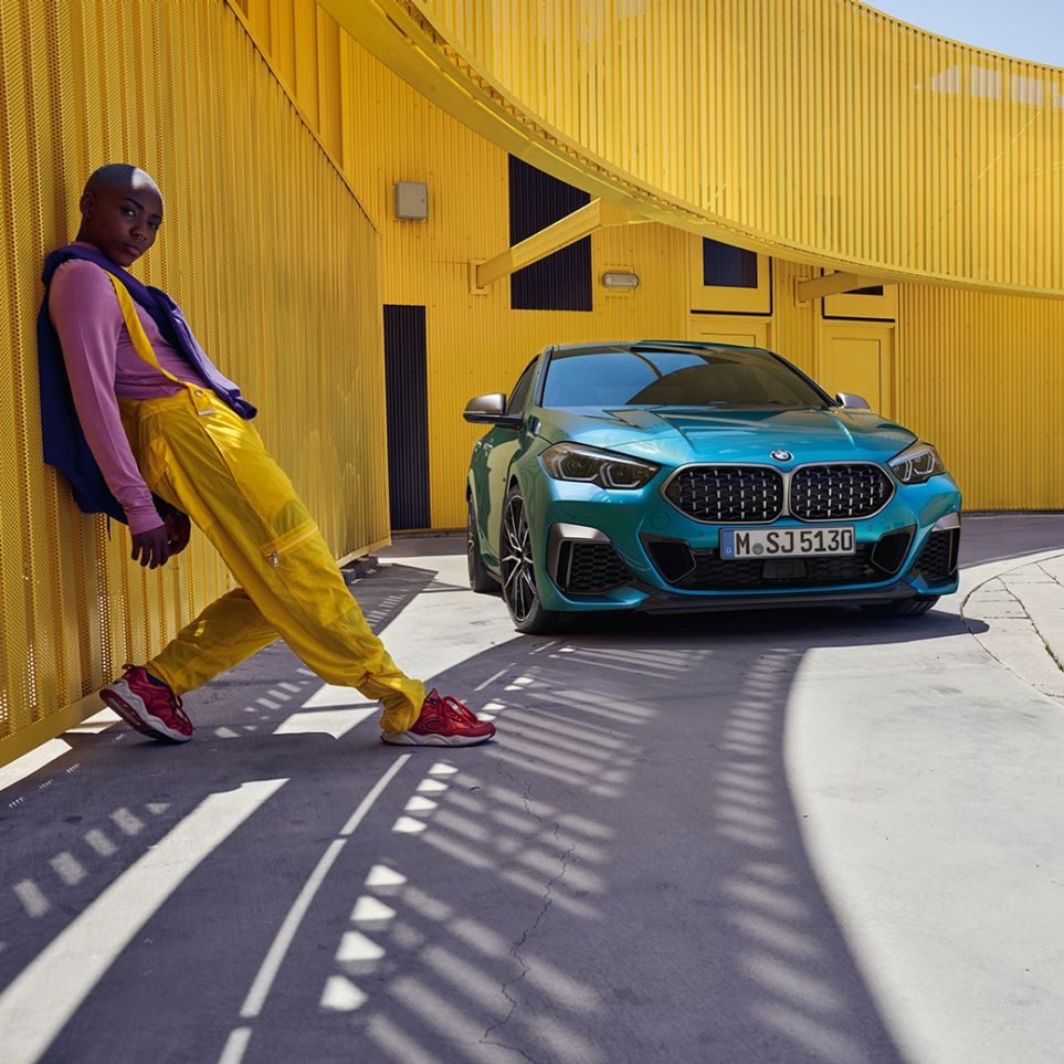 BMW 2 serijos Gran kupė priekis BMW 2 serijos Gran kupė su dvigubomis tinklelio dizaino grotelėmis Snapper Rocks Blue mėlyno metaliko spalvos F44 trijų ketvirčių vaizdas iš priekio