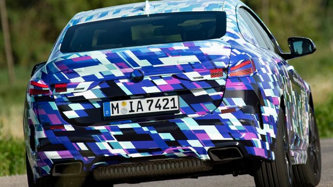 BMW 2 serijos Gran kupė galas BMW 2 serijos Gran kupė F44, su BMW Performance Control sportiškai važiuojantis keliu, užmaskuoto prototipo eksterjero trijų ketvirčių vaizdas iš galo