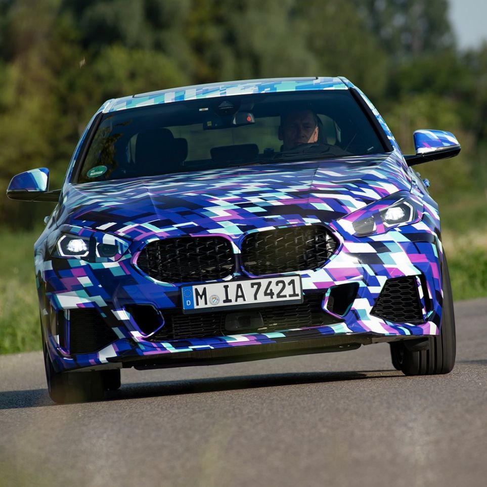 BMW 2 serijos Gran kupė priekis Naujasis BMW 2 serijos Gran kupė F44 su ARB technologija, sportiškai važiuojantis keliu, užmaskuoto prototipo eksterjero vaizdas iš priekio