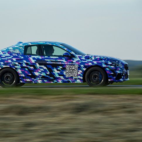 BMW 2 serijos Gran kupė siluetas BMW 2 serijos Gran kupė F44, važiuojantis keliu, užmaskuoto prototipo eksterjero vaizdas iš šono