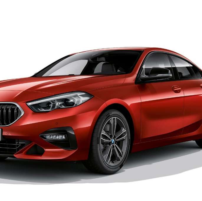 BMW grotelės BMW 2 serijos Gran kupė Model Sport Line serija BMW grotelės su chromo rėmu BMW 2 serijos Gran kupė Model Sport Line serija raudonos Melbourne Red raudonos spalvos F44 trijų ketvirčių vaizdas iš šono