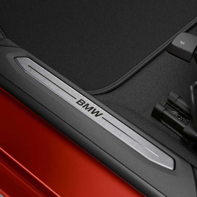 Durelių slenksčių apdaila BMW 2 serijos Gran kupė Model Sport Line serija Durelių slenksčių apdaila BMW 2 serijos Gran kupė Model Sport Line serija raudonos Melbourne Red raudonos spalvos F44 interjeras