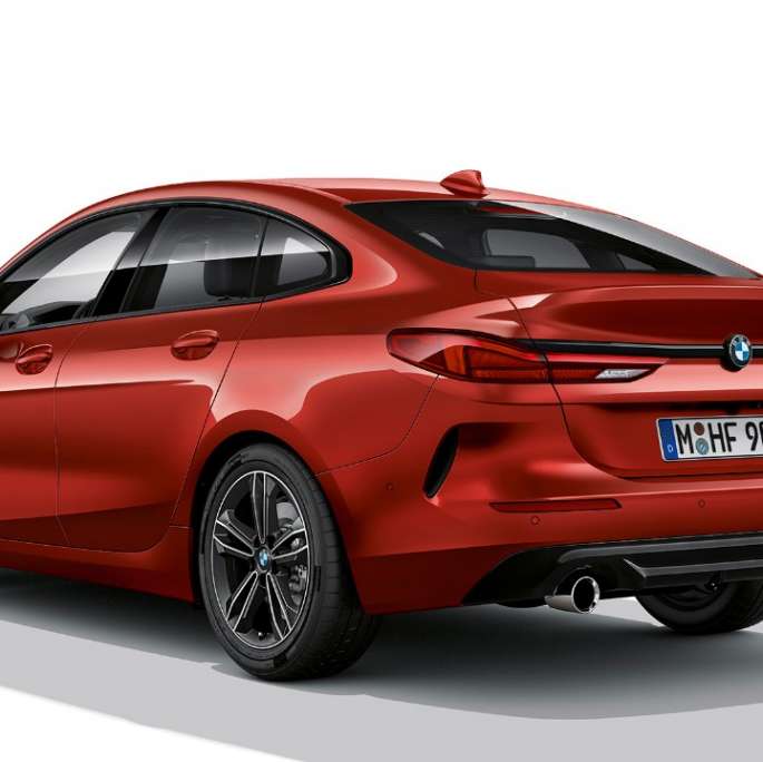 BMW Individual itin blizgi Shadow Line BMW 2 serijos Gran kupė Model Sport Line serija BMW Individual itin blizgi Shadow Line BMW 2 serijos Gran kupė Model Sport Line serija raudonos Melbourne Red raudonos spalvos F44 trijų ketvirčių vaizdas iš galo