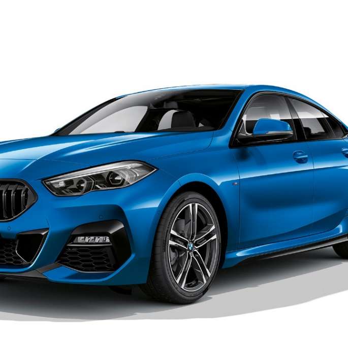 M lengvojo lydinio ratlankiai BMW 2 serijos Gran kupė Model M Sport serija BMW 2 serijos Gran kupė M lengvojo lydinio ratlankiai, M Sport Misano Blue mėlyno metaliko spalvos F44 trijų ketvirčių vaizdas iš priekio