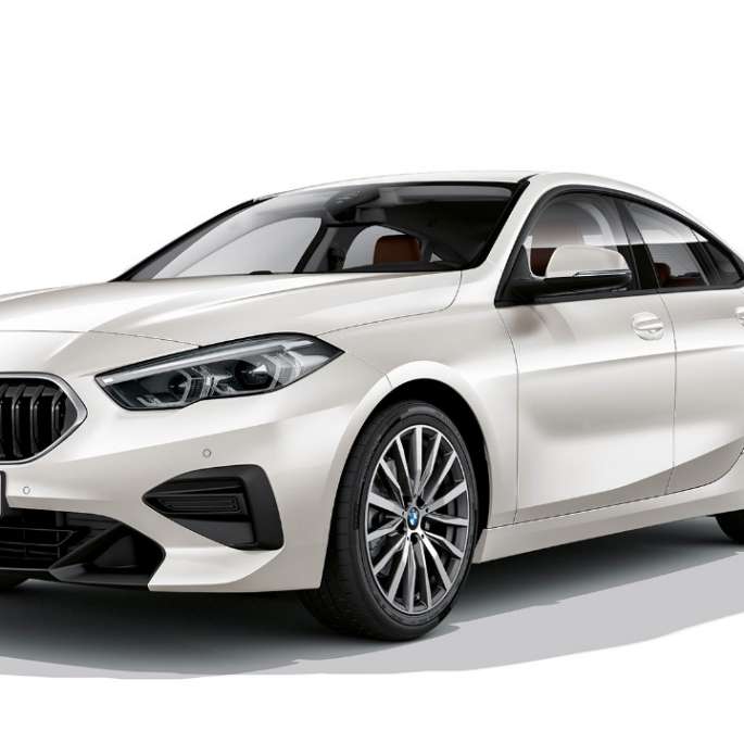 BMW grotelės BMW 2 serijos Gran kupė Model Advantage serija BMW grotelės BMW 2 serijos Gran kupė Model Advantage serija baltos Mineral White spalvos F44 trijų ketvirčių vaizdas iš priekio