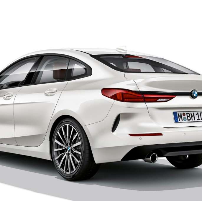 Lengvojo lydinio ratlankiai BMW 2 serijos Gran kupė Model Advantage serija Lengvojo lydinio ratlankiai BMW 2 serijos Gran kupė Model Advantage serija baltos Mineral White spalvos F44 trijų ketvirčių vaizdas iš galo
