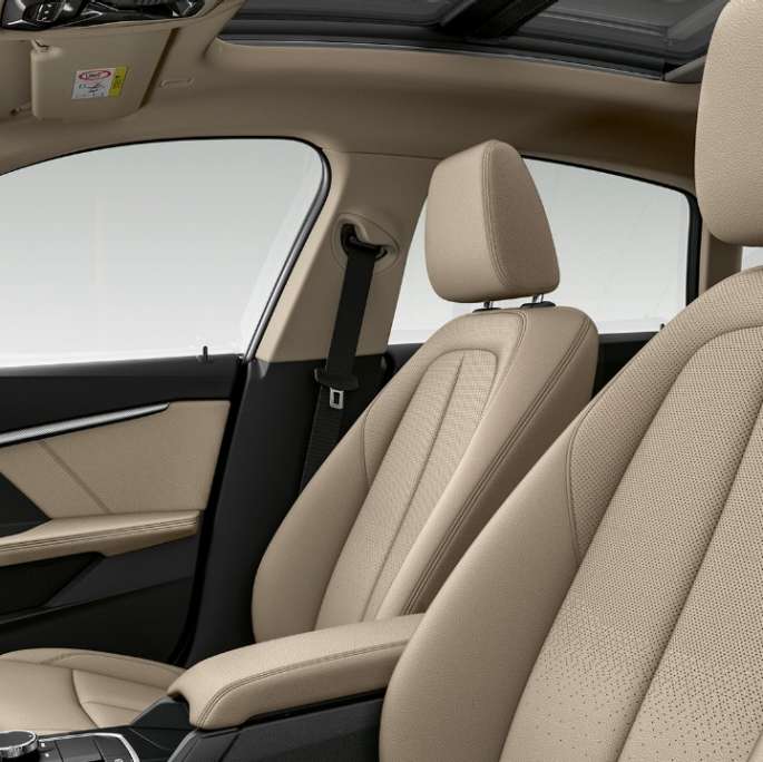 Perforuotos juodos odos sėdynės BMW 2 serijos Gran kupė Luxury Line modelis Perforuotos juodos odos sėdynės BMW 2 serijos Gran kupė Model Luxury Line serija F44 interjeras