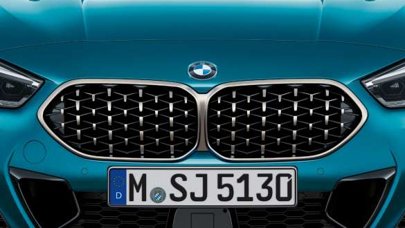 BMW tinklelio dizaino grotelės BMW 2 serijos Gran kupė BMW tinklelio dizaino grotelės BMW 2 serijos Gran kupė Snapper Rocks Blue mėlyno metaliko spalvos F44 priartintas vaizdas iš priekio