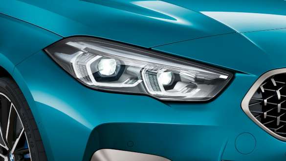 Adaptyvūs LED priekiniai žibintai BMW 2 serijos Gran kupė Adaptyvūs LED priekiniai žibintai BMW 2 serijos Gran kupė Snapper Rocks Blue mėlyno metaliko spalvos F44 vaizdas iš arti