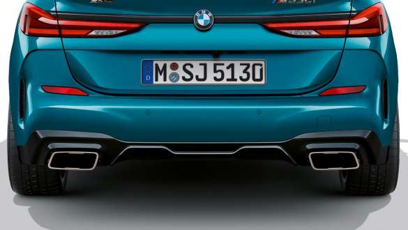 Išmetimo vamzdžio apdaila BMW 2 serijos Gran kupė Išmetimo vamzdžio apdaila BMW 2 serijos Gran kupė Snapper Rocks Blue mėlyno metaliko spalvos F44 priartintas vaizdas iš galo