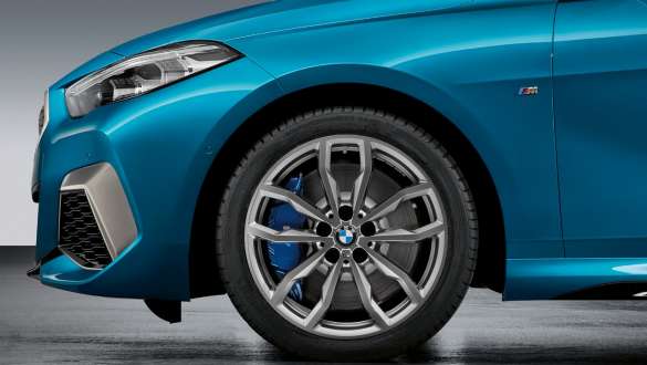 BMW 2 serijos Gran kupė18 colių lengvojo lydinio ratlankiai 711 18 colių lengvojo lydinio ratlankiai Y-spoke style 711 M pilkos Ferric Grey spalvos BMW 2 serijos Gran kupė Snapper Rocks Blue mėlyno metaliko spalvos F44 eksterjeras