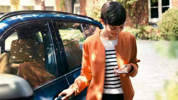 BMW telepaslaugos BMW telepaslaugos, moteris stovinti prie BMW automobilio