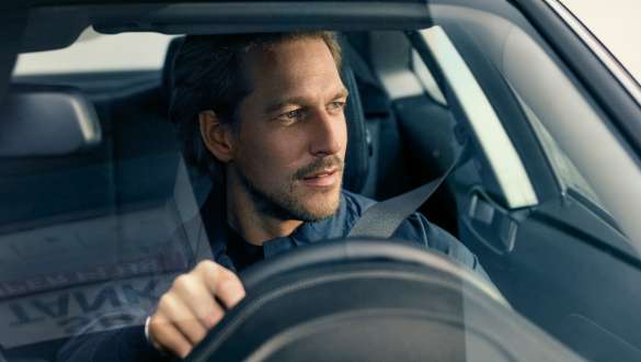 BMW servisas įskaičiuotas BMW servisas įskaičiuotas BMW vairuojantis vyras