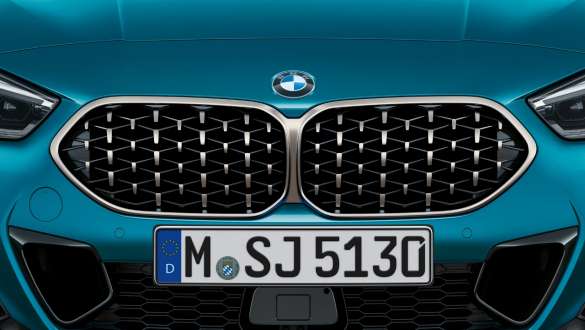 BMW priekinės akyto tinklelio dizaino grotelės, BMW 2 serijos Gran kupė (F44) BMW priekinės akyto tinklelio dizaino grotelės, BMW 2 serijos Gran kupė (F44) mėlynos metalizuotos <i>Snapper Rocks Blue</i> spalvos, vaizdas iš arti