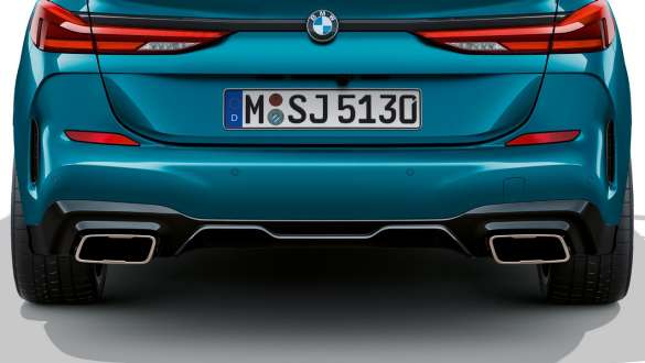 Išmetimo angų apdaila, BMW 2 serijos Gran kupė (F44) Išmetimo angų apdaila, BMW 2 serijos Gran kupė (F44) mėlynos metalizuotos <i>Snapper Rocks Blue</i> kėbulo spalvos, priartintas vaizdas iš galo