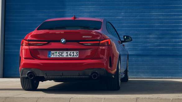 BMW 2 serijos Gran kupė F44<i> Edition ColorVision</i> raudonos metalizuotos <i>Melbourne Red</i> kėbulo spalvos galinės dalies dizainas Galinės dalies dizainas BMW 2 serijos Gran kupė F44 <i>Edition ColorVision</i>