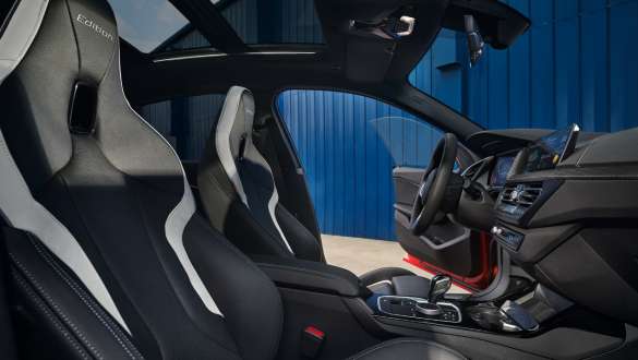 BMW 2 serijos Gran kupė F44<i> Edition ColorVision</i> raudonos metalizuotos <i>Melbourne Red</i> kėbulo spalvos <i>Edition</i> <i>ColorVision</i> serijos M sportinės sėdynės Išskirtinės <i>Edition</i> <i>ColorVision</i> serijos M sportinės sėdynės BMW 2 serijos Gran kupė F44 <i>Edition ColorVision</i>