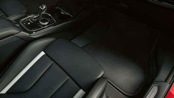 BMW 2 serijos Gran kupė F44<i> Edition ColorVision</i> raudonos metalizuotos <i>Melbourne Red</i> kėbulo spalvos <i>Edition</i> <i>ColorVision</i> kilimėliai <i>Edition</i> <i>ColorVision</i> kilimėliai BMW 2 serijos Gran kupė F44 <i>Edition ColorVision</i>
