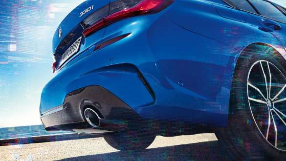 BMW 3 serijos sedanas, M sportinis diferencialas. Side view oft he rear of the BMW 3 Series Sedan from below.
