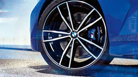 BMW 3 serijos sedanas, M sportiniai stabdžiai. BMW 3 serijos sedano su M Sport stabdžiais rato vaizdas iš arti.